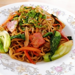 チンゲン菜と玉ねぎと人参とベーコンの焼きそば